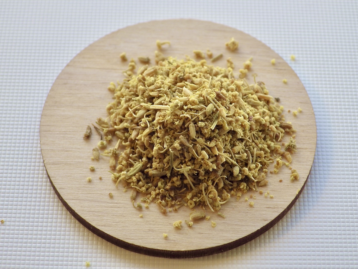 Fennel pollen on wood circle