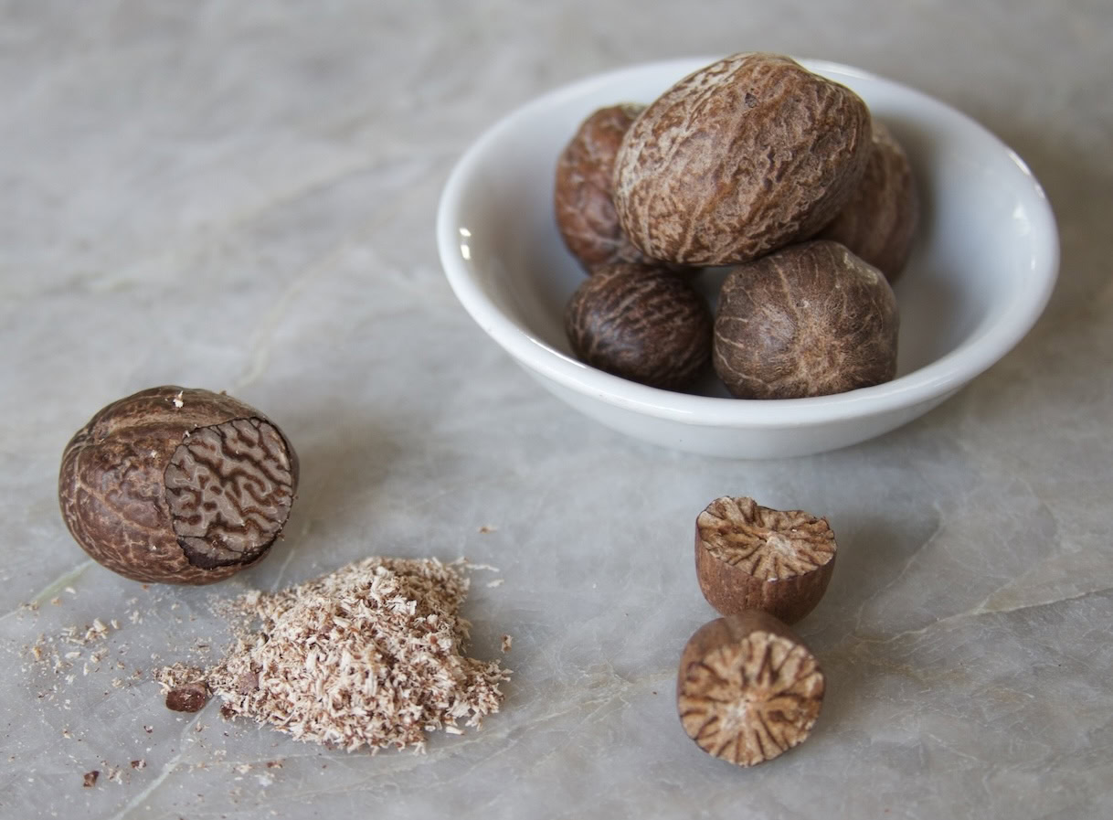 Nutmeg kernels and shavings