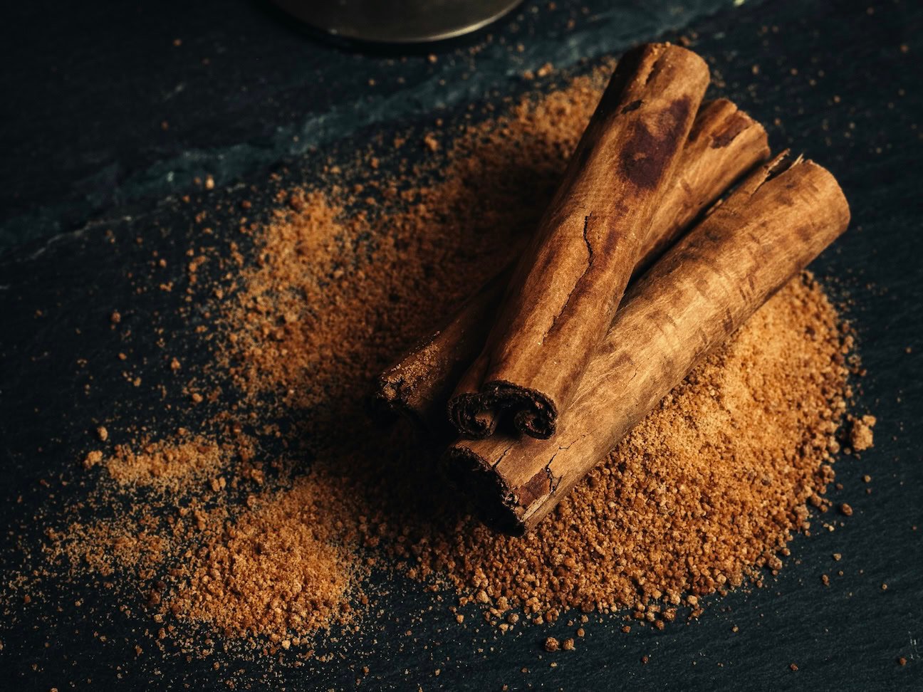 Cinnamon sticks and powder