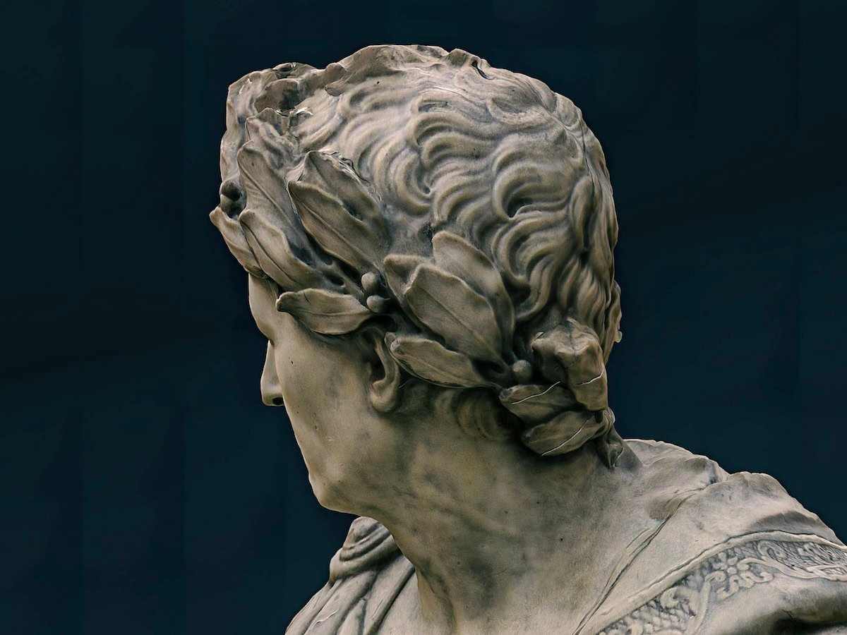 Laurel wreath on a Roman statue