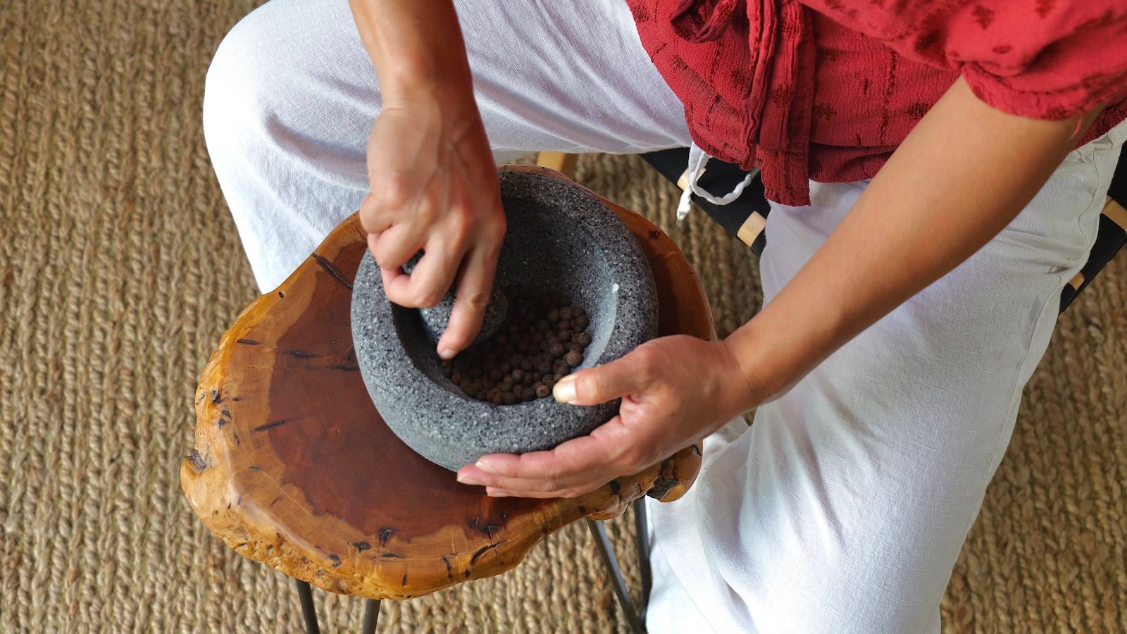 allspice-berry-grinding-molcajete