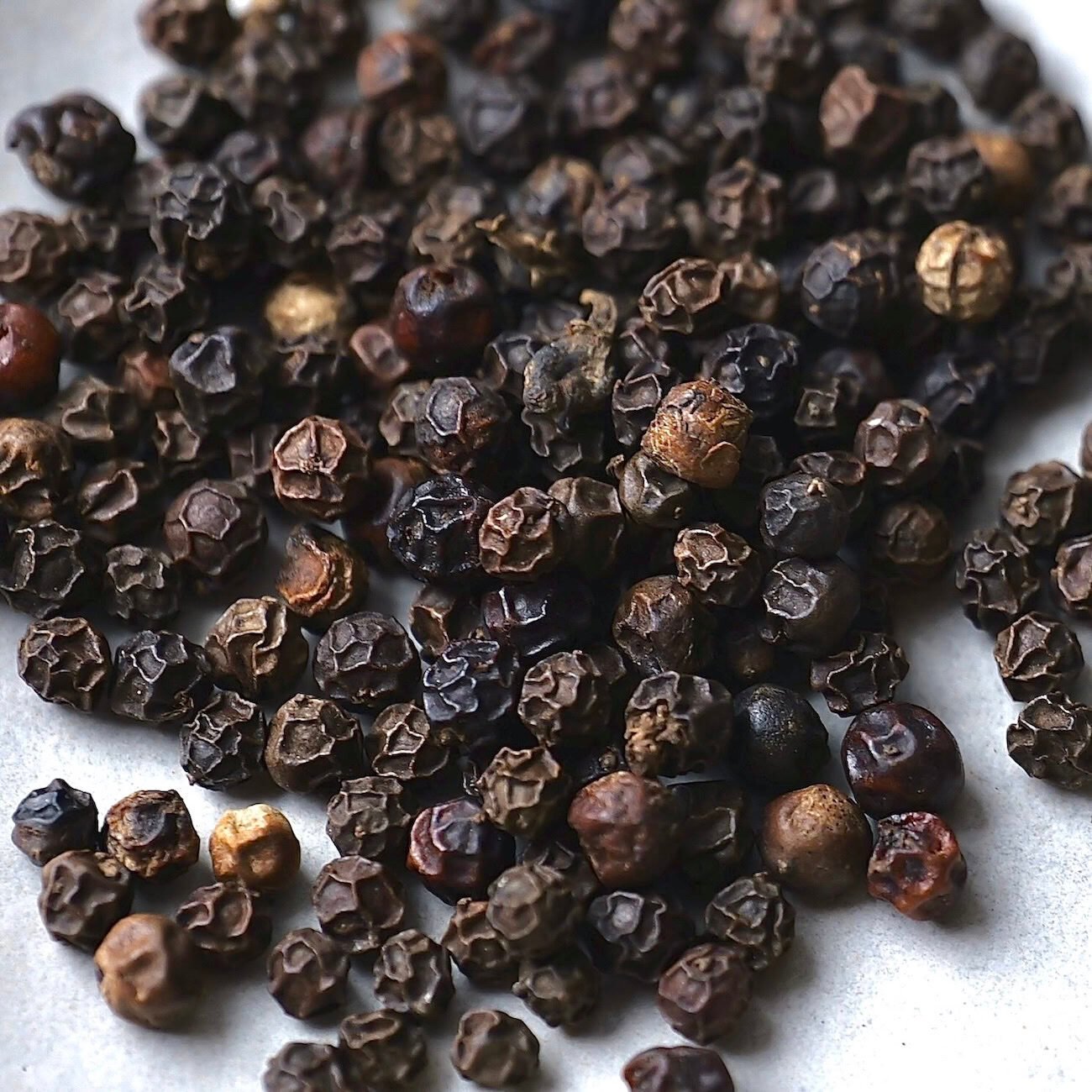 black-peppercorns-whole-profile black-peppercorns-whole-profile