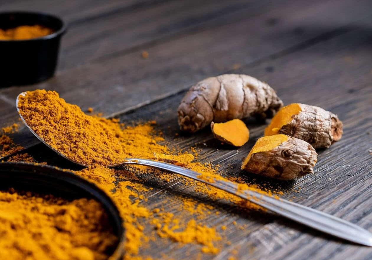 Turmeric rhizomes and powder Turmeric rhizomes and powder